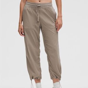 Lululemon Dance Studio Relaxed-Fit Mid-
Rise Cropped Pant warm ash grey XL NWT